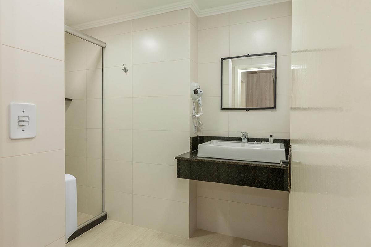 Hotel Goncalves- Proximo A Santa Casa De ปอร์โตอัลเลเกร ภายนอก รูปภาพ